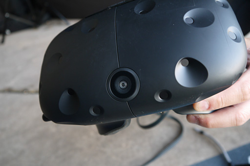 画像ギャラリー No.005のサムネイル画像 / ［CES 2016］HTCが公開した2つめの開発キット「Vive Pre」，内蔵アウトカメラは安全性向上のため？ 複数のデモで試してきた