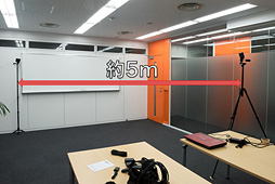 画像ギャラリー No.006のサムネイル画像 / 徳岡正肇の これをやるしかない!:VR空間内を歩き回れる夢のシステム「HTC Vive」が持つ可能性と課題について考える