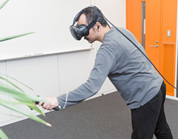 画像ギャラリー No.041のサムネイル画像 / 徳岡正肇の これをやるしかない!:VR空間内を歩き回れる夢のシステム「HTC Vive」が持つ可能性と課題について考える