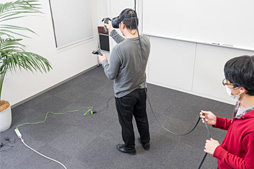 画像ギャラリー No.051のサムネイル画像 / 徳岡正肇の これをやるしかない!:VR空間内を歩き回れる夢のシステム「HTC Vive」が持つ可能性と課題について考える