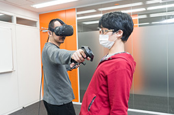 画像ギャラリー No.079のサムネイル画像 / 徳岡正肇の これをやるしかない!:VR空間内を歩き回れる夢のシステム「HTC Vive」が持つ可能性と課題について考える
