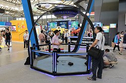 画像ギャラリー No.004のサムネイル画像 / ［CJ2016］ChinaJoy会場で見かけたVRデバイスその1：VRは迫力だ！　大型筐体が大盛況