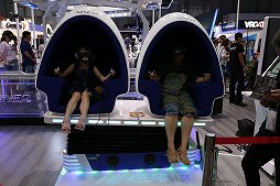 画像ギャラリー No.006のサムネイル画像 / ［CJ2016］ChinaJoy会場で見かけたVRデバイスその1：VRは迫力だ！　大型筐体が大盛況