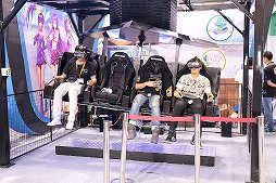 画像ギャラリー No.007のサムネイル画像 / ［CJ2016］ChinaJoy会場で見かけたVRデバイスその1：VRは迫力だ！　大型筐体が大盛況