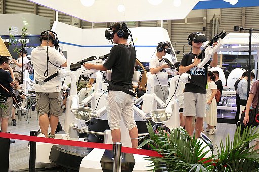 画像ギャラリー No.008のサムネイル画像 / ［CJ2016］ChinaJoy会場で見かけたVRデバイスその1：VRは迫力だ！　大型筐体が大盛況