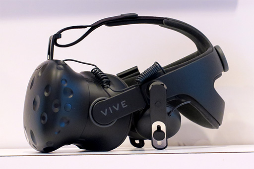 画像ギャラリー No.004のサムネイル画像 / ［CES 2017］HTC，現実の物体に取り付けて使うVive用のモーショントラッカーや専用ヘッドフォンを発表。VRアプリの定額遊び放題サービスなども