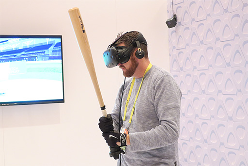 画像ギャラリー No.006のサムネイル画像 / ［CES 2017］HTC，現実の物体に取り付けて使うVive用のモーショントラッカーや専用ヘッドフォンを発表。VRアプリの定額遊び放題サービスなども