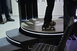 画像ギャラリー No.003のサムネイル画像 / ［G-Star 2017］撃てる，歩ける，風が吹く，そして足場が傾く。ギミック山盛りのVRデバイス「Quantum VR Treadmill」をプレイ