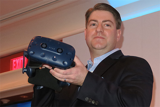 画像ギャラリー No.003のサムネイル画像 / ［CES 2018］HTC，解像度が向上した新型VR HMD「Vive Pro」を発表。Viveをワイヤレス化する純正アダプターも