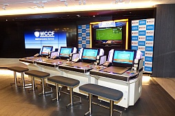 画像ギャラリー No.001のサムネイル画像 / 「WORLD CLUB Champion Football 2015-2016」の稼働開始記念イベントをレポート。ゲームで秘書を務める4人の女性タレントが登場