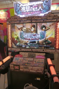 画像ギャラリー No.003のサムネイル画像 / 新作アーケードゲーム「進撃の巨人 TEAM BATTLE」ロケテストレポート。両手のグリップで立体機動を再現した共闘アクションゲーム