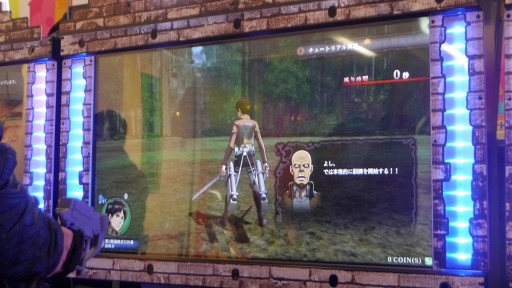 画像ギャラリー No.009のサムネイル画像 / 新作アーケードゲーム「進撃の巨人 TEAM BATTLE」ロケテストレポート。両手のグリップで立体機動を再現した共闘アクションゲーム