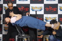 画像ギャラリー No.012のサムネイル画像 / Mr.マリックさんが嗣永桃子さんに超魔術を披露! 「マジシャンズデッド」ロケテ記念,セレモニーイベントレポート