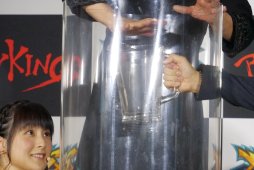 画像ギャラリー No.015のサムネイル画像 / Mr.マリックさんが嗣永桃子さんに超魔術を披露! 「マジシャンズデッド」ロケテ記念,セレモニーイベントレポート