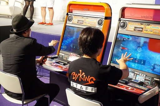 画像ギャラリー No.002のサムネイル画像 / ［TGS 2016］「マジシャンズデッド」を総師範KSK氏とまちゃぼー氏が実演。全国キャラバンやアメリカ展開が発表されたステージをレポート