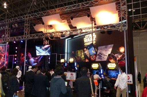 画像ギャラリー No.001のサムネイル画像 / ［JAEPO2016］バンダイナムコエンターテインメントが「スター・ウォーズ：バトル ポッド / フラットスクリーン・エディション」を出展。コンパクトな筐体で迫力の空中戦が楽しめる