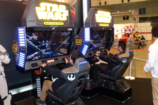 画像ギャラリー No.002のサムネイル画像 / ［JAEPO2016］バンダイナムコエンターテインメントが「スター・ウォーズ：バトル ポッド / フラットスクリーン・エディション」を出展。コンパクトな筐体で迫力の空中戦が楽しめる