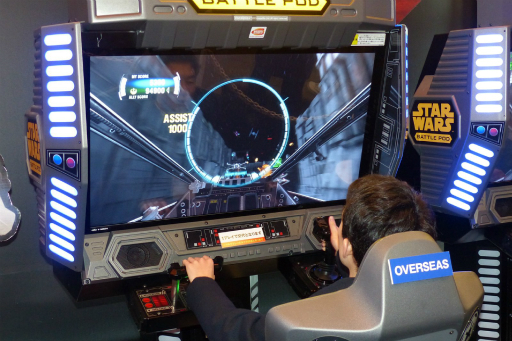 画像ギャラリー No.004のサムネイル画像 / ［JAEPO2016］バンダイナムコエンターテインメントが「スター・ウォーズ：バトル ポッド / フラットスクリーン・エディション」を出展。コンパクトな筐体で迫力の空中戦が楽しめる