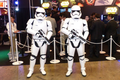 画像ギャラリー No.008のサムネイル画像 / ［JAEPO2016］バンダイナムコエンターテインメントが「スター・ウォーズ：バトル ポッド / フラットスクリーン・エディション」を出展。コンパクトな筐体で迫力の空中戦が楽しめる