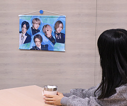 画像ギャラリー No.008のサムネイル画像 / 「トレバ」にアリス九號.のタペストリーが登場。生写真のプレゼントも