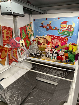 画像ギャラリー No.006のサムネイル画像 / 「トレバ」にクリスマス限定のセール台が登場。特別デコレーションも