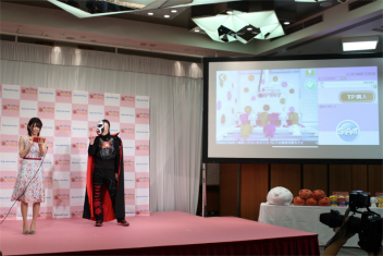 画像ギャラリー No.005のサムネイル画像 / 「トレバ」の新TVCM発表会が開催。鉄拳さん考案の「こんなトレバは○○だ!」ネタが8月1日より全国で放映開始