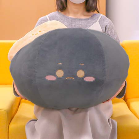 画像ギャラリー No.001のサムネイル画像 / 「トレバ」の限定プライズに“あげあげ最強BIG炭コロッケぬいぐるみ〜チーズソース付き〜”が登場