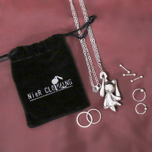画像ギャラリー No.001のサムネイル画像 / 「トレバ」,アパレルブランド“NieR Clothing”とコラボ。NieRちゃんの立体ネックレスが7月15日から登場