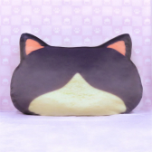 画像ギャラリー No.004のサムネイル画像 / 「トレバ」,限定プライズ“もちもち猫型食パンクッション〜ハチワレ黒ねこ〜”が8月14日登場に