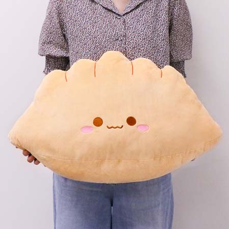 画像ギャラリー No.001のサムネイル画像 / 「トレバ」限定プライズ，“あげあげ最強BIG　揚げ餃子ぬいぐるみ”9月4日11:00に登場