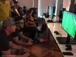 画像ギャラリー No.011のサムネイル画像 / 「ウイイレ」の世界大会決勝「The 2016 PES World Finals」は,フランス代表が2連覇を達成