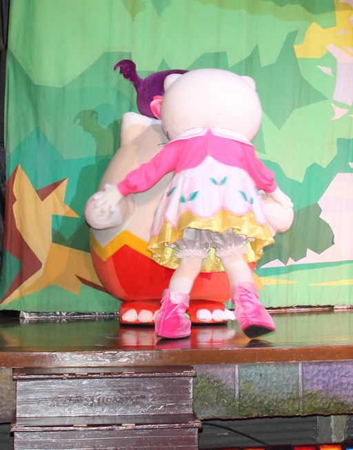 画像ギャラリー No.003のサムネイル画像 / サンリオピューロランドで開催中の「パズドラクロス」コラボイベントをレポート。タマゾー,デビ,ハローキティによるコラボダンスを楽しもう