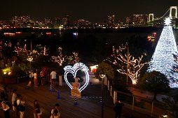 画像ギャラリー No.014のサムネイル画像 / 夏のデックス東京ビーチはポケモンでいっぱい！　ピカチュウ＆ボルケニオンも駆けつけた，イルミネーション点灯式をレポート