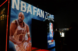画像ギャラリー No.001のサムネイル画像 / ユーザー参加型トーナメント「NBA 2K17 ジャパントーナメント」レポート。元NBAスーパースター,ロン・ハーパーさんも登場