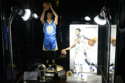画像ギャラリー No.002のサムネイル画像 / ユーザー参加型トーナメント「NBA 2K17 ジャパントーナメント」レポート。元NBAスーパースター,ロン・ハーパーさんも登場