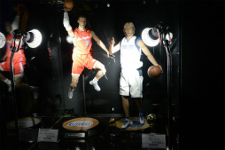 画像ギャラリー No.003のサムネイル画像 / ユーザー参加型トーナメント「NBA 2K17 ジャパントーナメント」レポート。元NBAスーパースター,ロン・ハーパーさんも登場