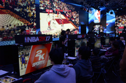 画像ギャラリー No.005のサムネイル画像 / ユーザー参加型トーナメント「NBA 2K17 ジャパントーナメント」レポート。元NBAスーパースター,ロン・ハーパーさんも登場