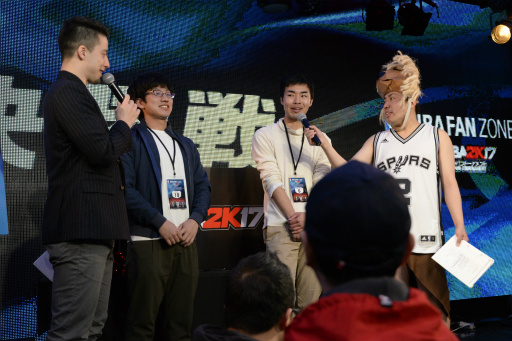 画像ギャラリー No.007のサムネイル画像 / ユーザー参加型トーナメント「NBA 2K17 ジャパントーナメント」レポート。元NBAスーパースター,ロン・ハーパーさんも登場