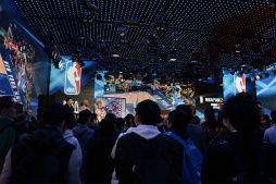 画像ギャラリー No.010のサムネイル画像 / ユーザー参加型トーナメント「NBA 2K17 ジャパントーナメント」レポート。元NBAスーパースター,ロン・ハーパーさんも登場