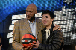 画像ギャラリー No.012のサムネイル画像 / ユーザー参加型トーナメント「NBA 2K17 ジャパントーナメント」レポート。元NBAスーパースター,ロン・ハーパーさんも登場