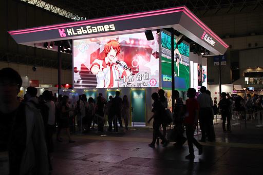 画像ギャラリー No.001のサムネイル画像 / ［TGS 2017］KLabブースで，「うたプリ」のアイドルと個室で密会し，キャプ翼の必殺シュートを止めるキーパー体験をしてきた