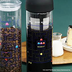 画像ギャラリー No.008のサムネイル画像 / 「パックマン」の水出しコーヒーボトルとグラスキャニスターのセットが登場。コーヒーを入れるとゲーム画面が浮かび上がる