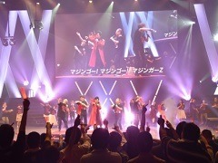 スパロボ25周年記念イベント「鋼の超感謝祭2016」が開催。「スーパーロボット大戦V」の発表や，プレミアムライブで盛り上がったステージの模様をレポート
