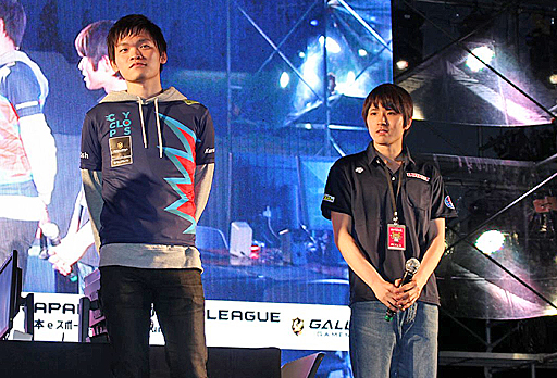 画像ギャラリー No.002のサムネイル画像 / 「プロゲーマーに挑戦!〜日本eスポーツリーグ 『FIFA 17』 エキシビションマッチ〜」をレポート。プロゲーマーが「肉フェス TOKYO 2017」で腕前を披露