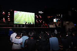 画像ギャラリー No.003のサムネイル画像 / 「プロゲーマーに挑戦!〜日本eスポーツリーグ 『FIFA 17』 エキシビションマッチ〜」をレポート。プロゲーマーが「肉フェス TOKYO 2017」で腕前を披露