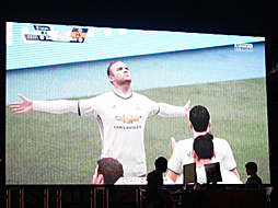 画像ギャラリー No.005のサムネイル画像 / 「プロゲーマーに挑戦!〜日本eスポーツリーグ 『FIFA 17』 エキシビションマッチ〜」をレポート。プロゲーマーが「肉フェス TOKYO 2017」で腕前を披露