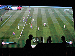 画像ギャラリー No.006のサムネイル画像 / 「プロゲーマーに挑戦!〜日本eスポーツリーグ 『FIFA 17』 エキシビションマッチ〜」をレポート。プロゲーマーが「肉フェス TOKYO 2017」で腕前を披露