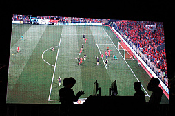 画像ギャラリー No.008のサムネイル画像 / 「プロゲーマーに挑戦!〜日本eスポーツリーグ 『FIFA 17』 エキシビションマッチ〜」をレポート。プロゲーマーが「肉フェス TOKYO 2017」で腕前を披露