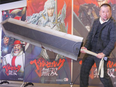 「ベルセルク無双」の完成発表会をレポート。ケンドーコバヤシさんが，自身の演じたバズーソと対決