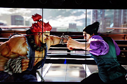 画像ギャラリー No.011のサムネイル画像 / 「鉄拳7」の発売を記念した「e-sports TEKKEN BAR」がオープン。名誉店長に就任したオカダ・カズチカ選手が原田Pをお姫様抱っこしたイベントをレポート